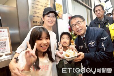 西門市場南區美食廣場瘋購嘉年華登場　黃偉哲發紅包炒熱人氣