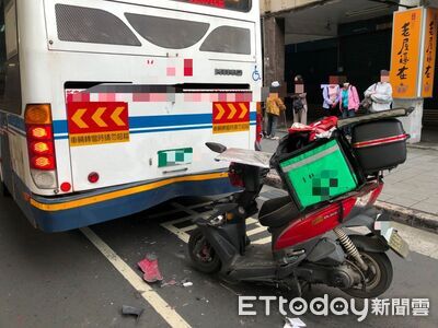 新北外送員突恍神　公車站前猛撞公車尾慘摔！撞斷腿哀號