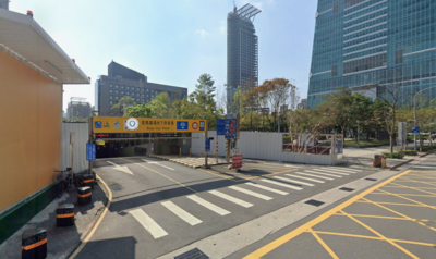 北市信義廣場停車場「怪人毀車」…爬上BMW踩凹車頂！警追查中