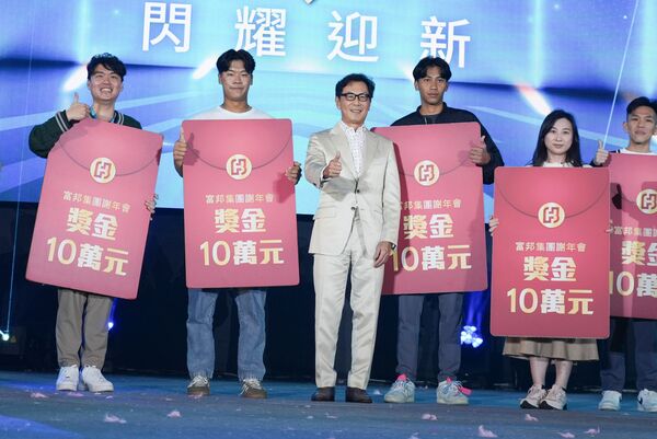 ▲富邦集團謝年會高雄31日熱鬧登場，富邦悍將多名球員受邀出席，與高雄場富邦集團同仁同歡。（圖／翻攝自Facebook／Fubon Guardians 富邦悍將棒球隊）