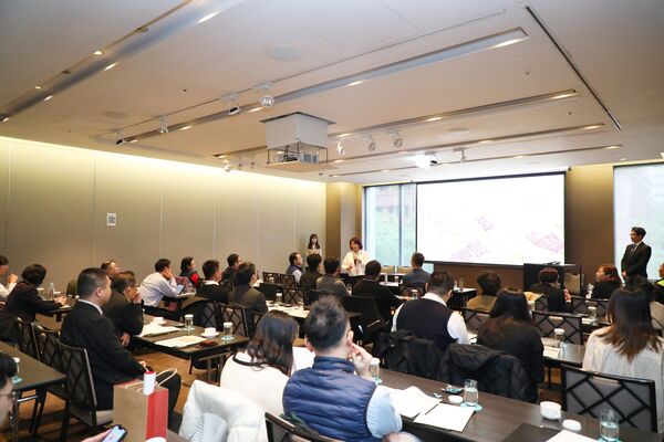 ▲嘉義市長黃敏惠率隊北上為民族國小西側二期公辦都更招商。（圖／嘉義市府提供）