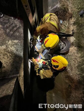 ▲▼      男子凌晨人車墜入水溝OHCA 緊急送醫不治       。（圖／記者林東良翻攝）