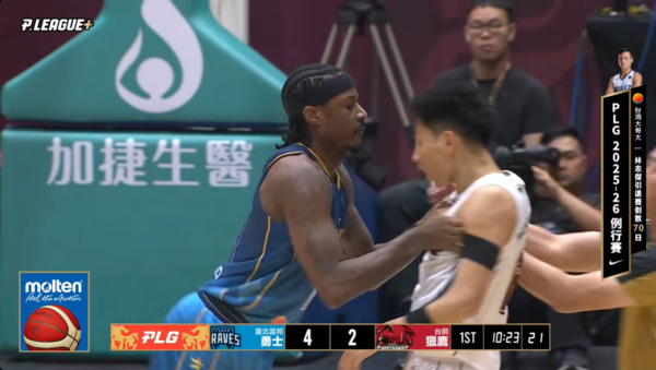 ▲獵鷹、勇士開賽兩分鐘險全武行，古德溫白薩推擠衝突 。（圖／翻攝自YouTube／PLG）