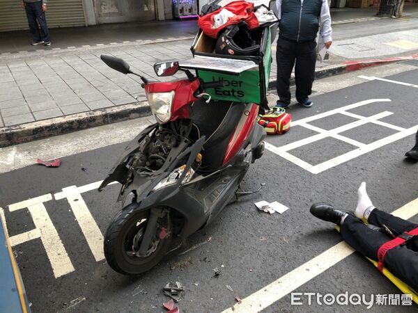▲王男送餐途中恍神，追撞等待乘客的公車。（圖／記者陸運陞翻攝）