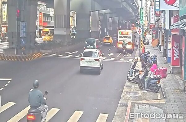 ▲王男送餐途中恍神，追撞等待乘客的公車。（圖／記者陸運陞翻攝）