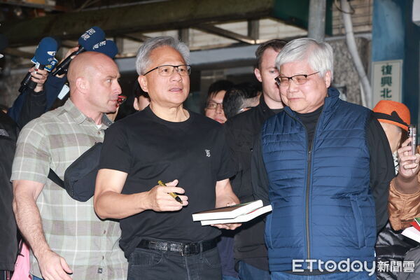 ▲▼黃仁勳在私廚「鄒記食舖」宴請台積電高層，並與魏哲家幫民眾簽名。（圖／攝影中心翻攝）