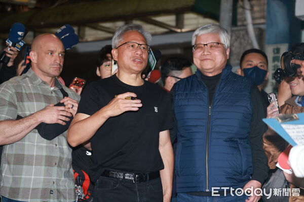 ▲▼黃仁勳在私廚「鄒記食舖」宴請台積電高層，並與魏哲家幫民眾簽名。（圖／攝影中心翻攝）