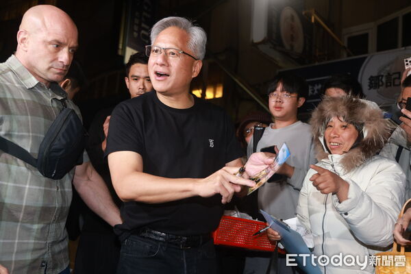 ▲▼黃仁勳在私廚「鄒記食舖」宴請台積電高層，並與魏哲家幫民眾簽名。（圖／攝影中心翻攝）