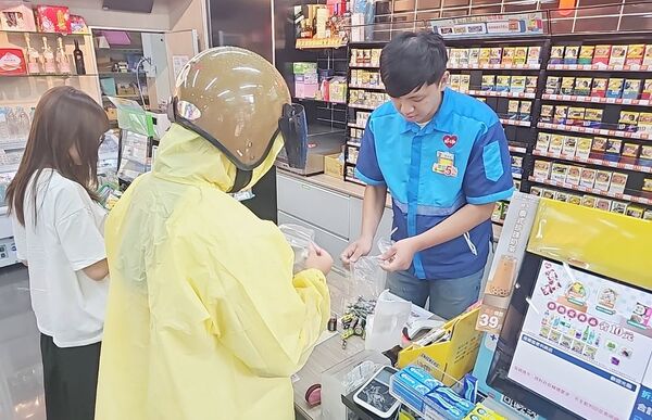 ▲桃園市環管處轉型「日日隨手收、月月勤整理」常態清潔行動，民眾可將廢電池至超商兌換購物金折扣。（圖／市府環管處提供）