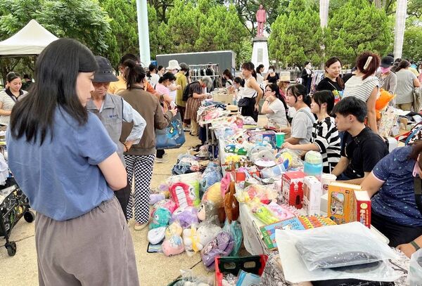 ▲桃園市環管處辦理二手市集，邀請市民，將仍具使用功能的物品帶至指定地點交流或再利用。（圖／市府環管處提供）