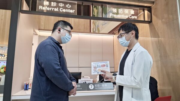 ▲▼張琮承醫師(右)表示，政府提供「幽門螺旋桿菌免費篩檢補助」可降低胃癌風險。（圖／部立台北醫院提供）