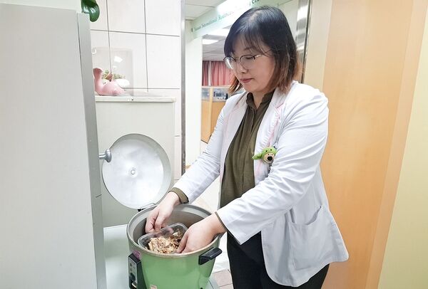 ▲▼李佩霓營養師警告「反覆加熱」是過年腸胃炎地雷。（圖／部立台北醫院提供）