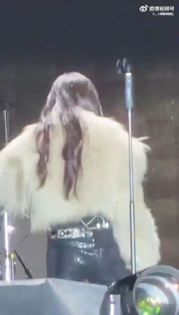 ▲▼于文文驚傳舞台上暈倒。（圖／翻攝自微博）