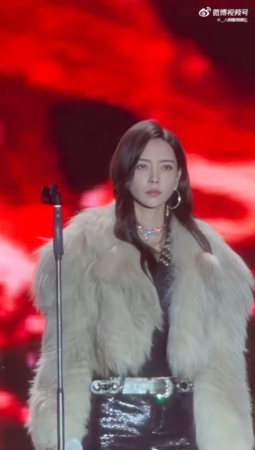 ▲▼于文文驚傳舞台上暈倒。（圖／翻攝自微博）