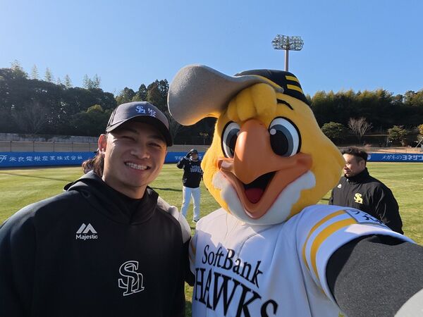 ▲徐若熙與軟銀吉祥物。（圖／截自軟銀官方Ｘ）