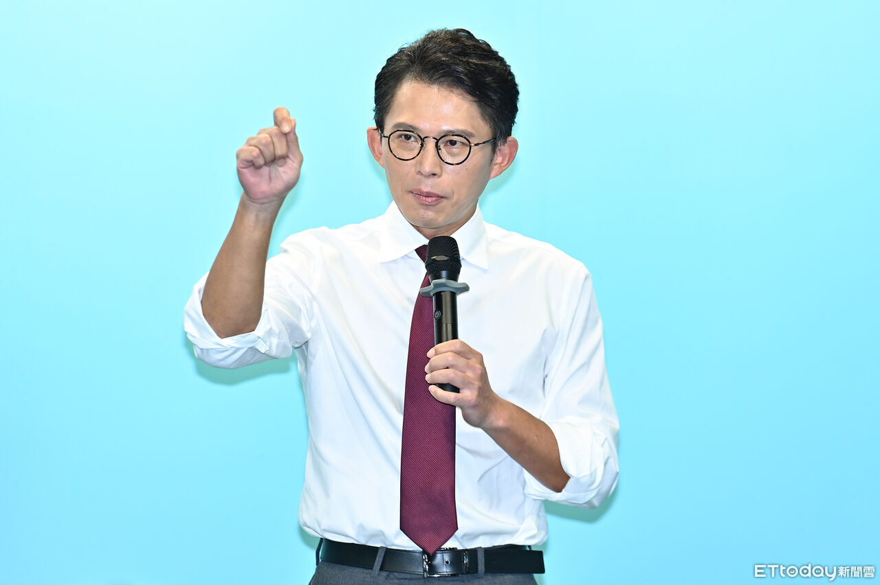 被質疑昨衝康柯文哲 黃國昌批綠媒編故事:人家陳情難道要擋嗎?