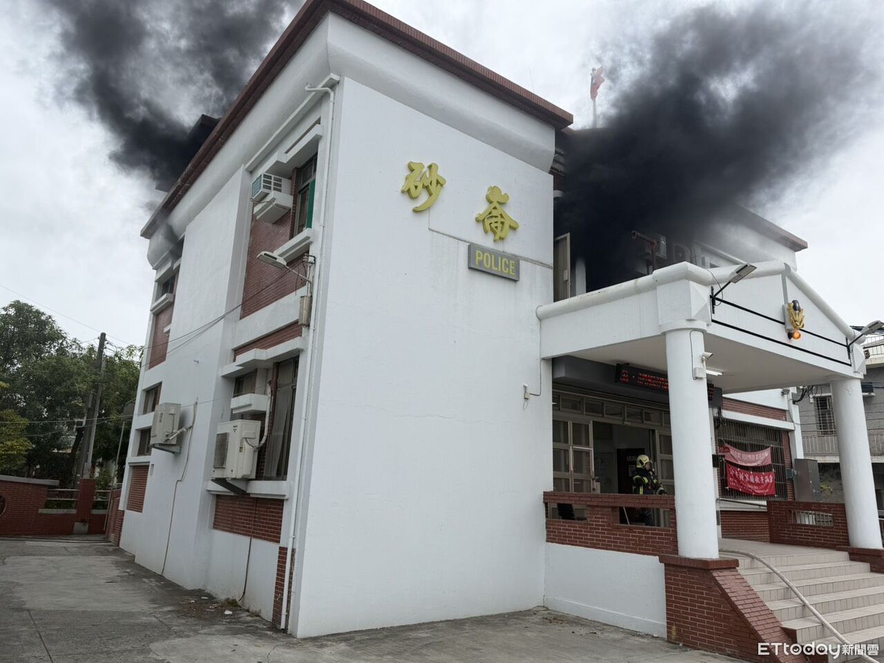 快訊/高雄砂崙派出所2樓起火!員警狂衝急撤離