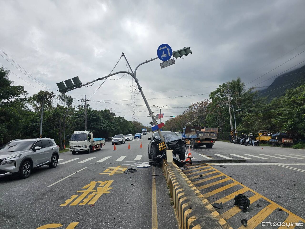 刷整排交通錐撞歪號誌桿!花蓮台9線休旅車車頭凹陷 2人送醫