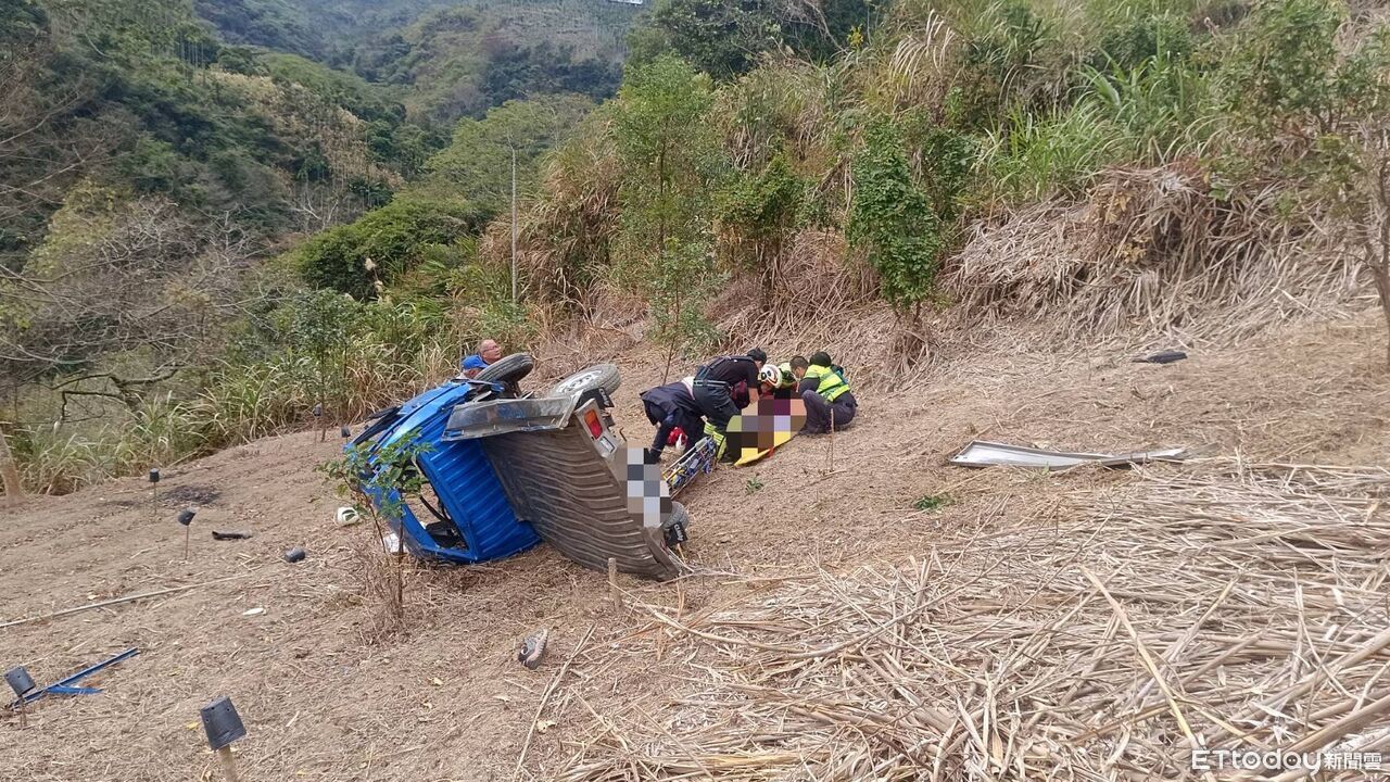 快訊/台中小貨車翻落30米農園 駕駛重傷昏迷送醫搶救