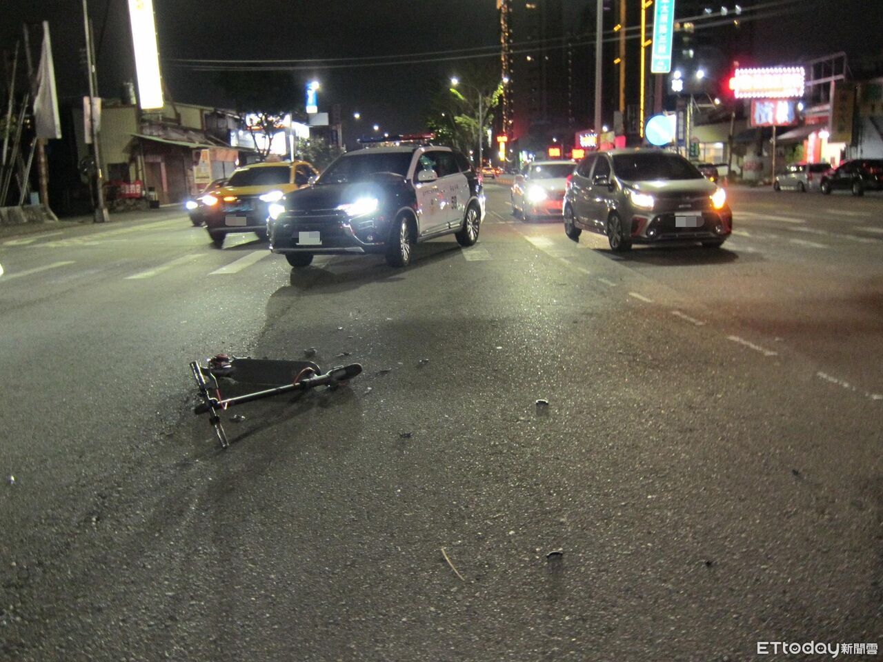 高中生騎滑板車突「定格」路中央 保時捷急閃驚險擦邊