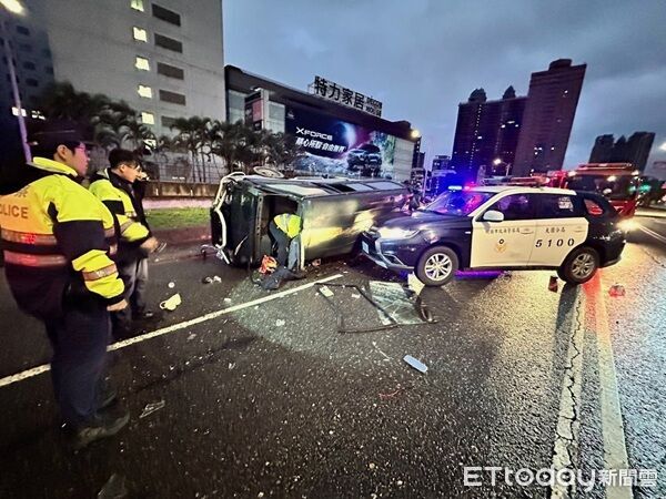 25歲男駕贓車拒檢 衝撞警車翻覆受困再查出毒品