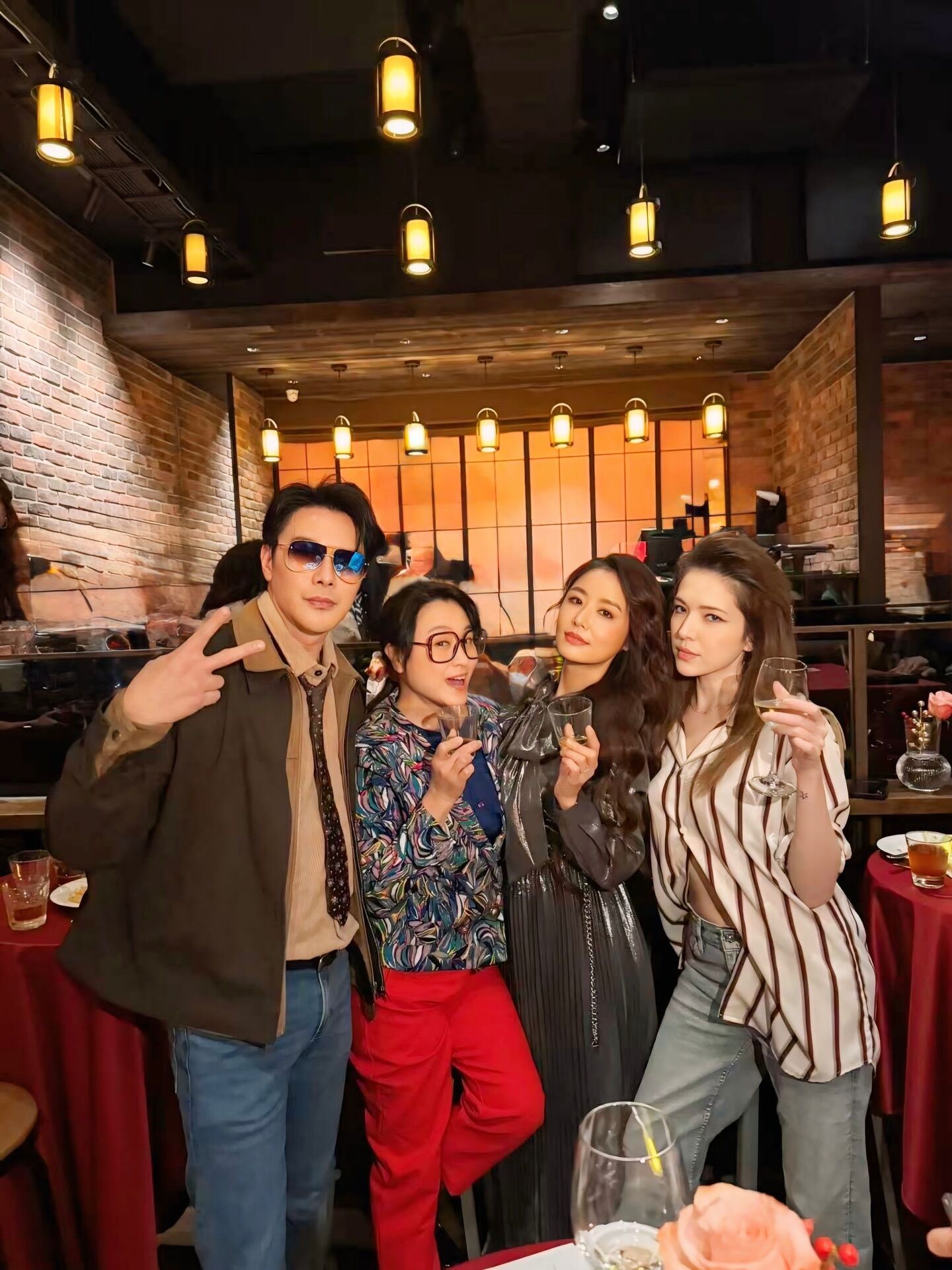 ▲許瑋甯、邱澤被抓包穿情侶裝。（圖／翻攝自網路）