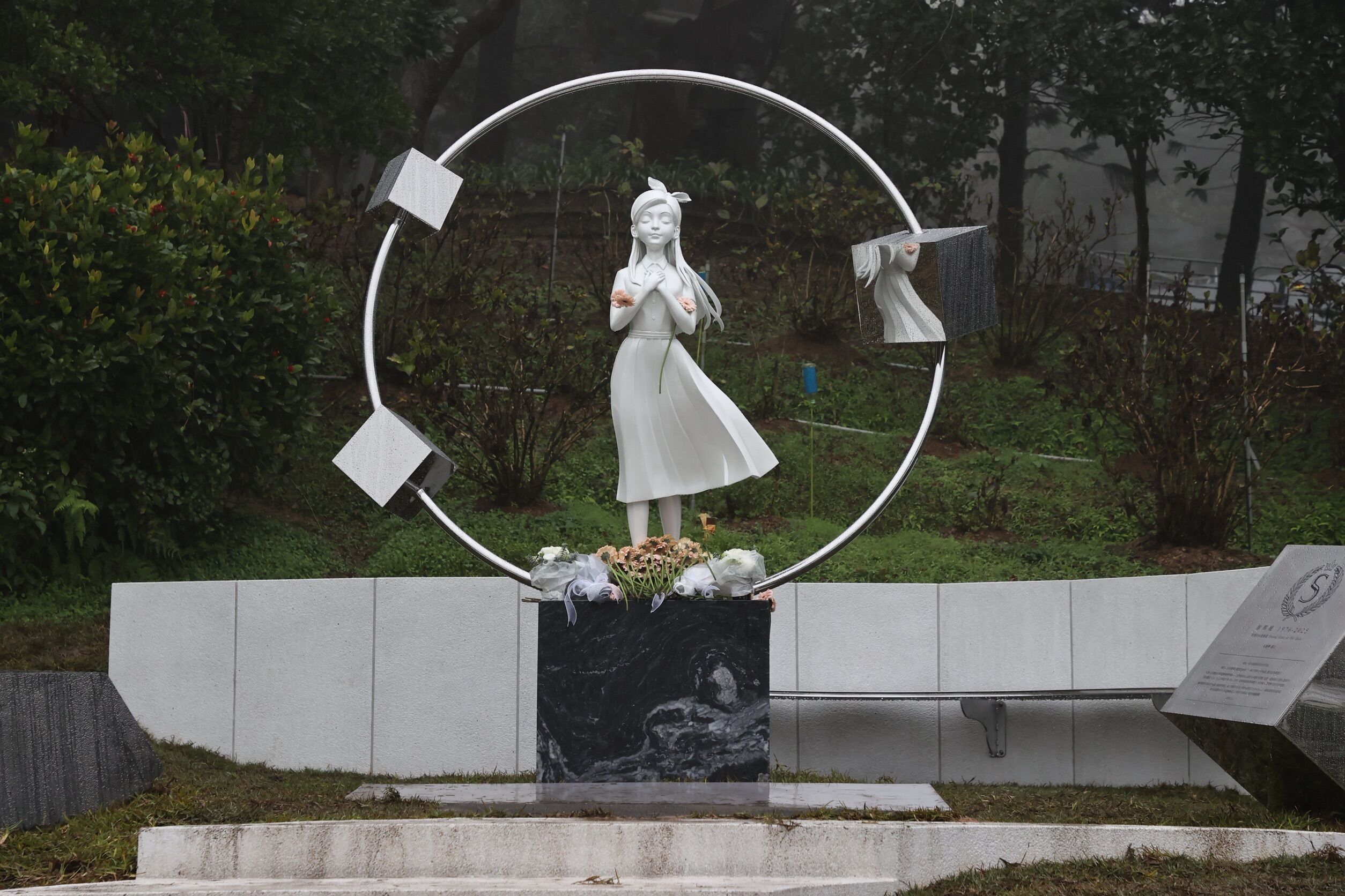 [新聞] 直擊／大S紀念雕像現場照曝光！紀念碑刻 - 八卦 - PTT.BEST 批踢踢爆文