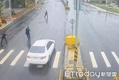 掛變造車牌拒檢還衝撞 中壢警開12槍!歹徒還是跑了