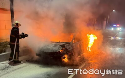 20歲男開車載2友失控撞護欄　3人下車察看...10分鐘後燒成火球