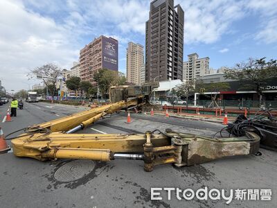 快訊／高雄工安事故！整輛怪手側翻躺路中佔2車道　驚險現場曝