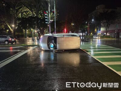 宜蘭幾米廣場前暗夜驚魂　轎車失控撞分隔島側翻駕駛送醫