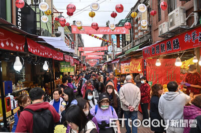 因應迪化商圈年貨大街人車潮壅塞！　北市警無人機＋增派警力疏導