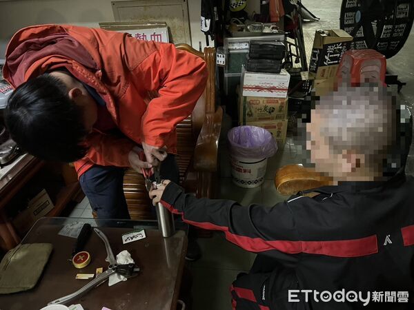 ▲龍泉消防分隊為男子取下戒指。（圖／記者陳崑福翻攝）