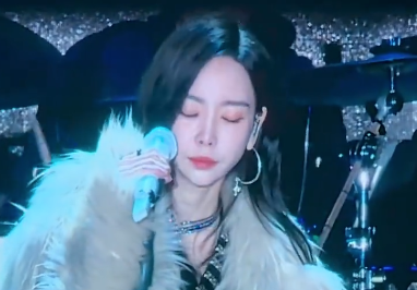 ▲▼吳克群救場于文文。（圖／翻攝自微博）