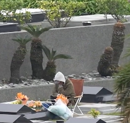 ▲具俊曄不論天氣好壞，天天前往陪伴愛妻。（圖／翻攝自YouTube／KBS_secret）