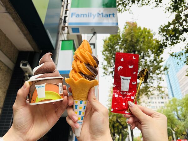 ▲▼全家Fami!ce霜淇淋推出全新限定口味「贅澤巧克力霜淇淋」。（圖／業者提供）