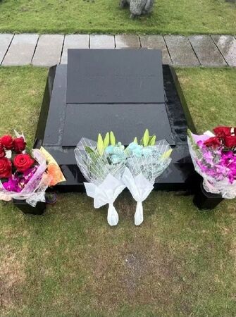 ▲▼粉絲透露大S墓碑周圍都是鮮花，花店老闆透露具俊曄天天都來。（圖／翻攝自微博／人物）