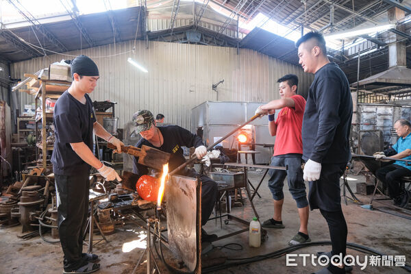 ▲玲瓏窯玻璃工藝有限公司,新竹香山玲瓏窯,林瑤農,玻璃吹製。（圖／記者彭懷玉攝）