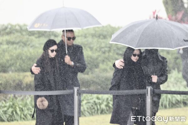 ▲▼大S雕像落成，具俊曄、小S。（圖／記者徐文彬攝）