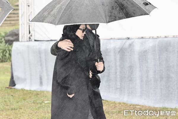 ▲▼大S雕像落成，具俊曄、小S。（圖／記者徐文彬攝）