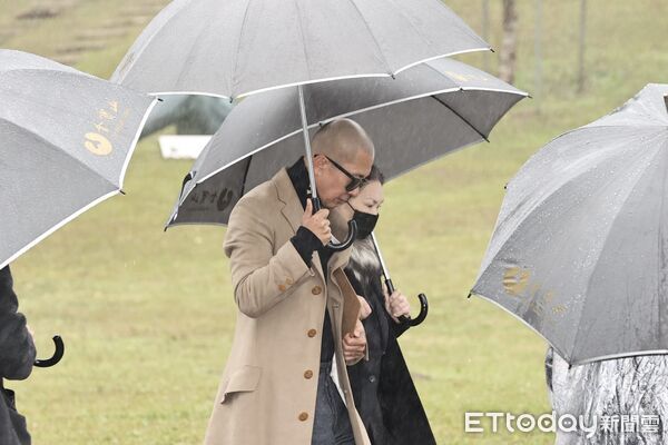 ▲▼大S雕像落成，具俊曄、小S。（圖／記者徐文彬攝）