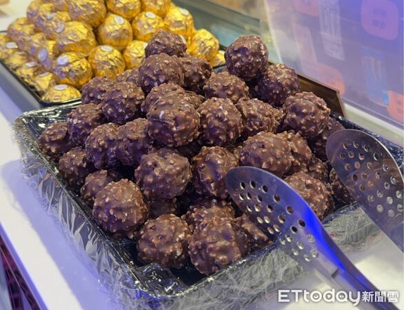 ▲極千葉火鍋加碼「金莎巧克力吃到飽」　2/28前限時供應。（圖／千葉火鍋提供）