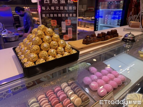 ▲極千葉火鍋加碼「金莎巧克力吃到飽」　2/28前限時供應。（圖／記者黃士原攝）