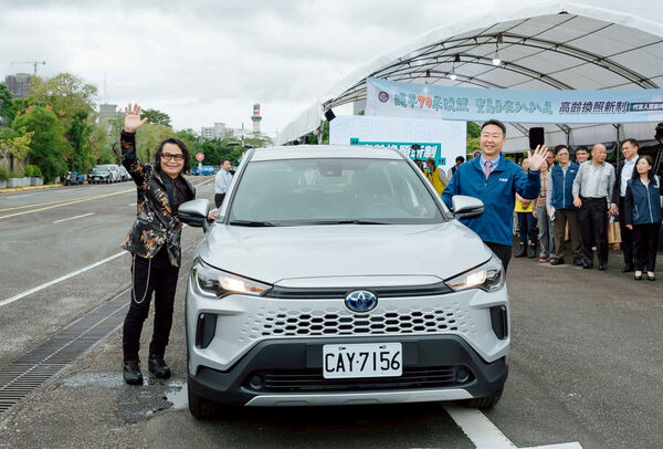 ▲▼ 沈文程親自開車載著交通部長陳世凱帥氣進場。（圖／大大娛樂提供）