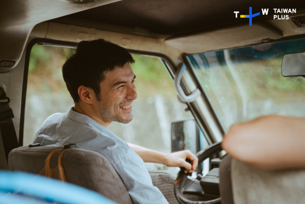 ▲鳳小岳在《陌路兄弟》中飾演一位外表堅強，內心卻有沈重傷痕的男子。（圖／TaiwanPlus提供）