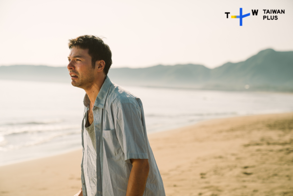 ▲鳳小岳在《陌路兄弟》中飾演一位外表堅強，內心卻有沈重傷痕的男子。（圖／TaiwanPlus提供）