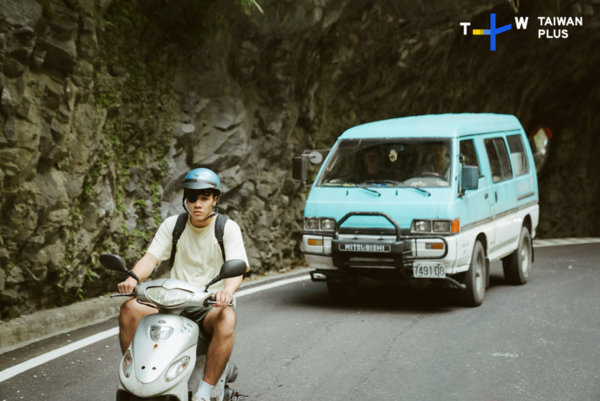 ▲鳳小岳在《陌路兄弟》中飾演一位外表堅強，內心卻有沈重傷痕的男子。（圖／TaiwanPlus提供）