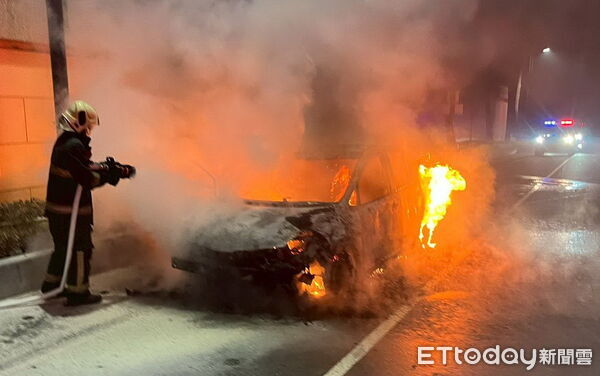 ▲▼大樹區今凌晨發生一起火燒車事故，車內3人在車體起火前已及時下車，未造成人員傷亡。（圖／記者吳世龍翻攝）