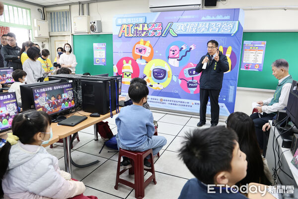 ▲台南市首度攜手中華電信辦理AI及機器人寒假學習營，市長黃偉哲到場與學童一同體驗科技課程。（記者林東良翻攝，下同）