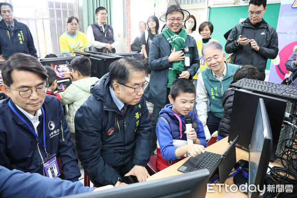 ▲台南市首度攜手中華電信辦理AI及機器人寒假學習營，市長黃偉哲到場與學童一同體驗科技課程。（記者林東良翻攝，下同）